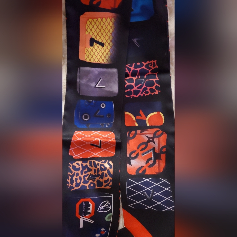 Accessory; 100% Silk Twilly